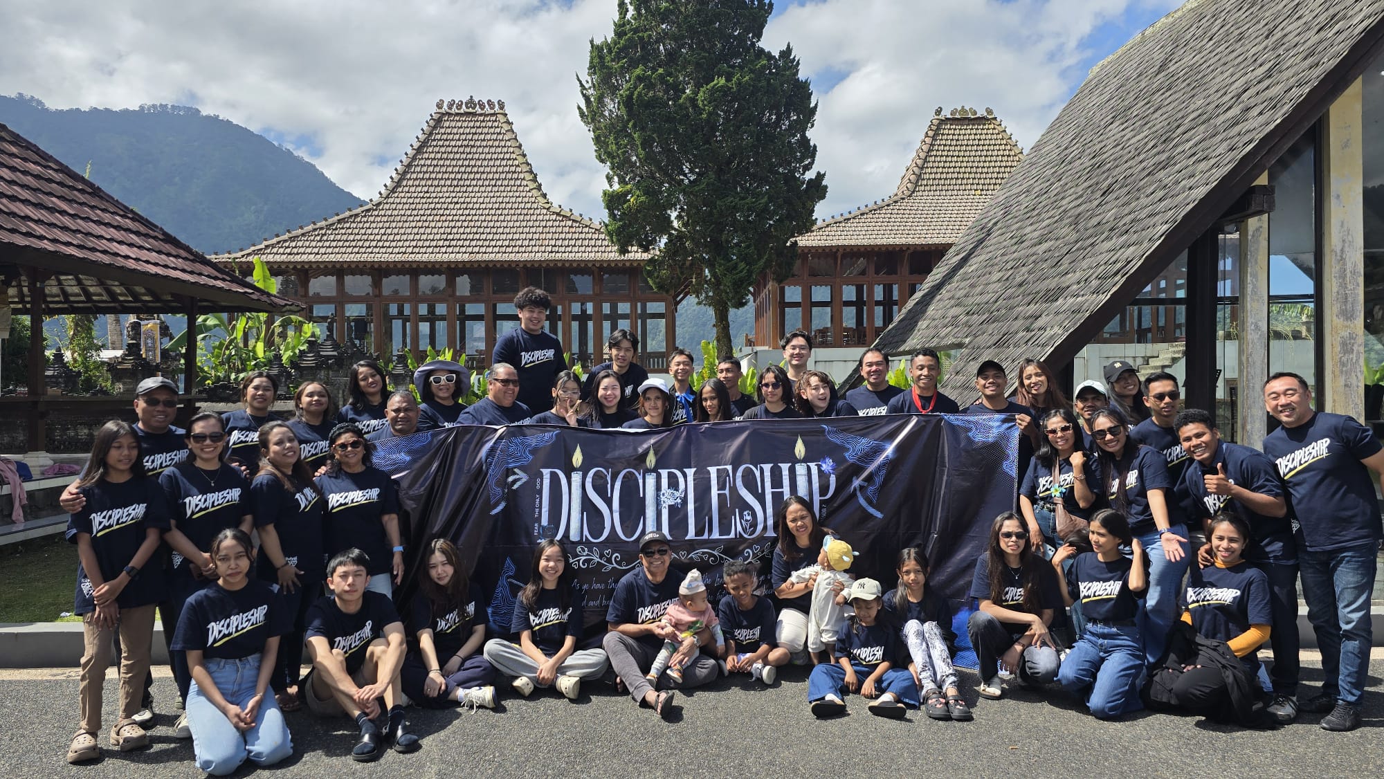 Keluarga Revival Fellowship Indonesia berfoto bersama pada Camp Discipleship 2026